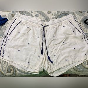 Old Navy Linen blend Off White with Navy shorts - Size XXL